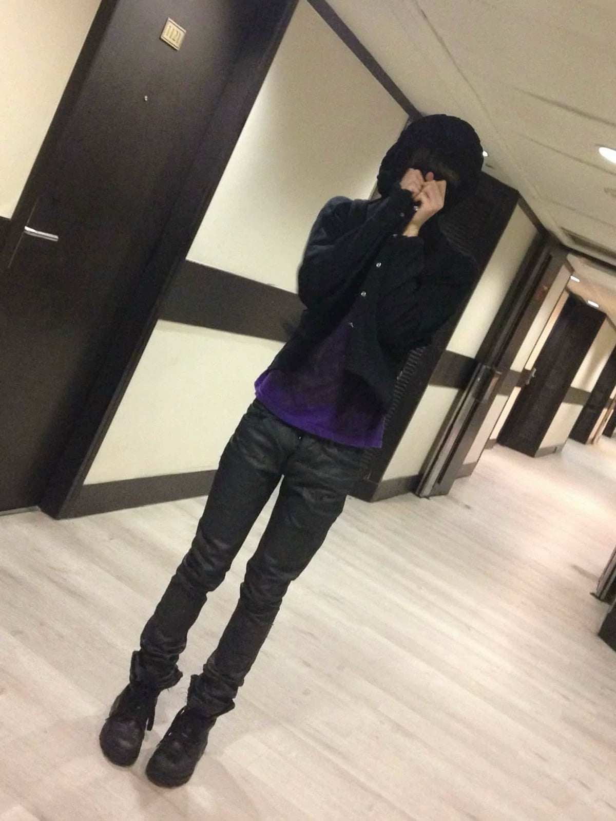 ワックス加工ブラックスリムデニムパンツ