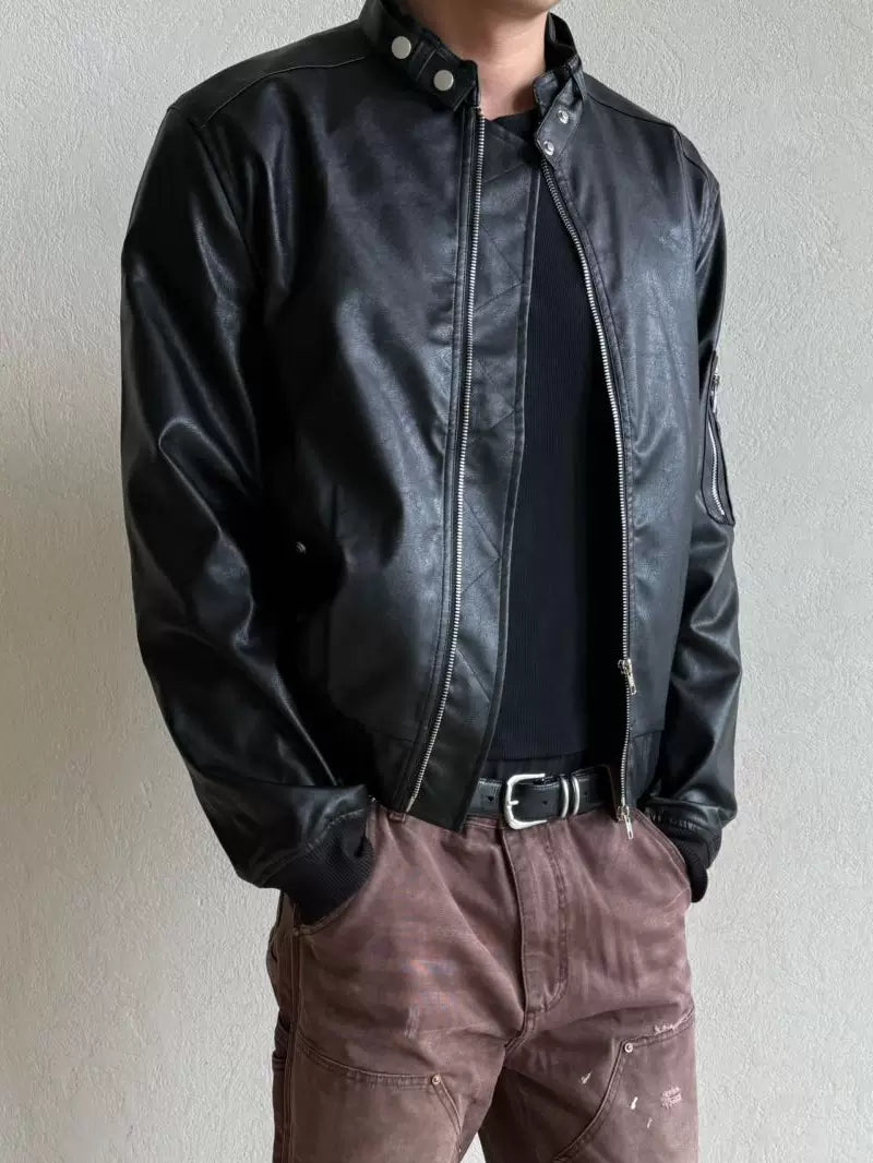 ブラックのスタンドカラージップジャケット 着用イメージ