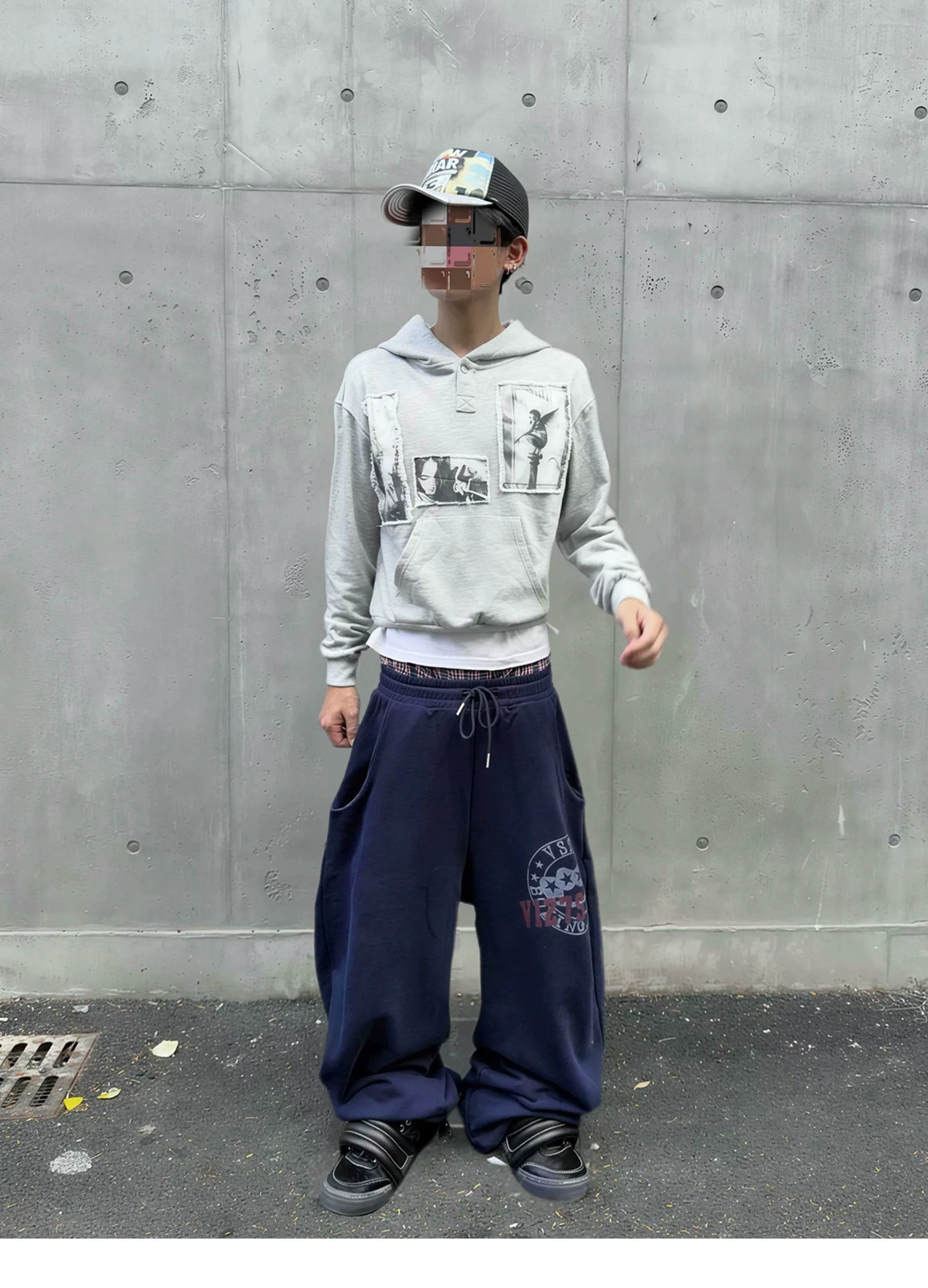 グレーのパッチワークフーディー 着用イメージ